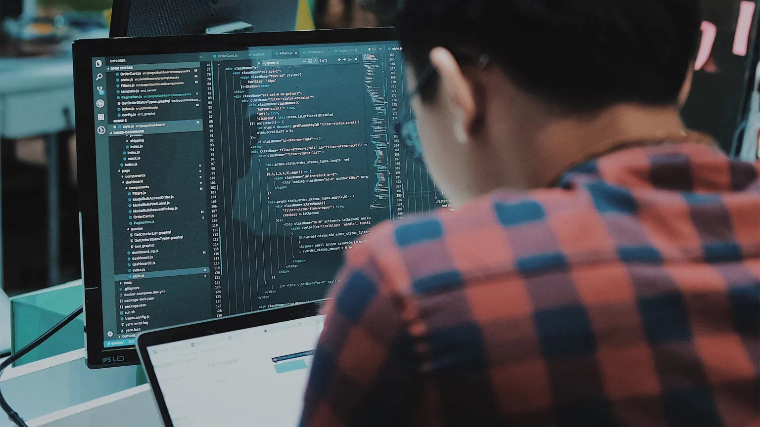 From Fedora to RHEL: Understanding the Transition from Community to Enterprise Linux From Fedora to RHEL: Understanding the Transition from Community to Enterprise Linux